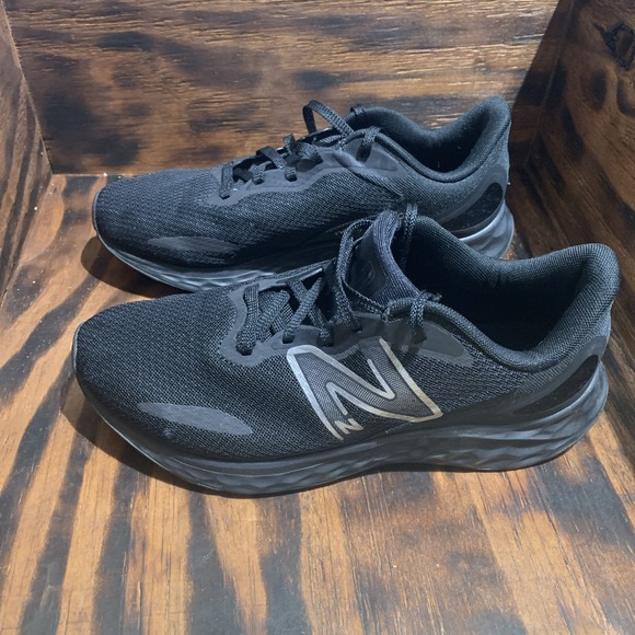 New Balance Fresh Foam Womens 9D Men 7.5 Shoes Arishi V4 Running‎ Black Sneakers - Picture 2 of 8